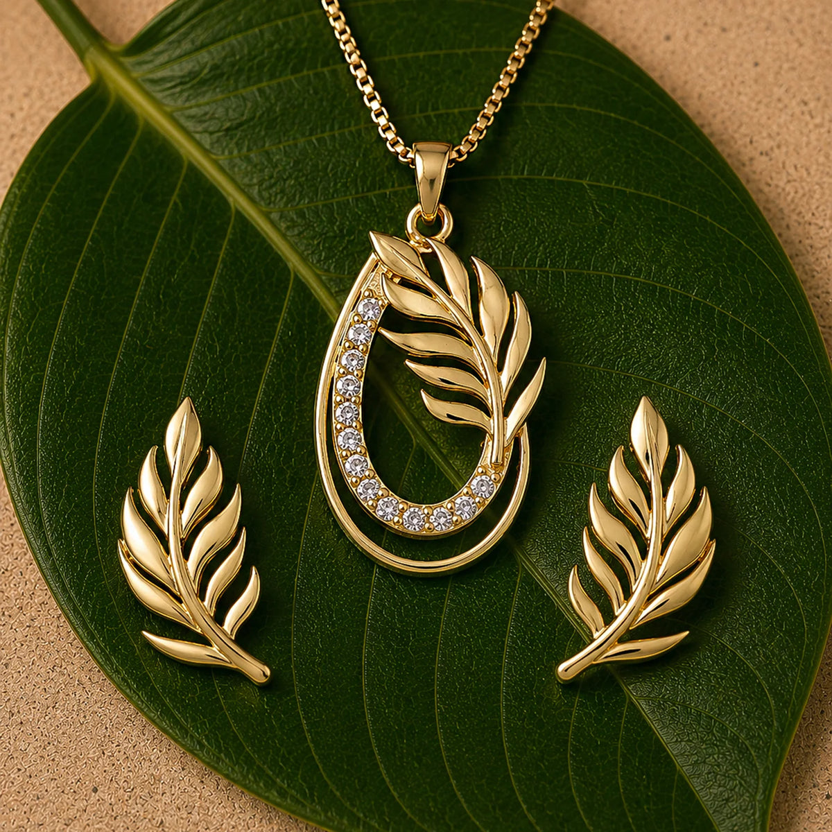 Leafy Affair Florielle Gleam Pendant Set Main image